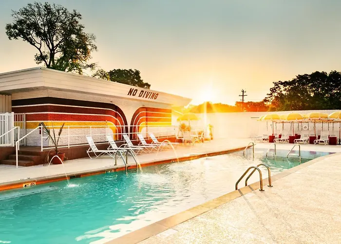 The Dive Motel And Swim Club