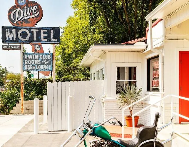 The Dive Motel And Swim Club